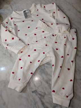 ❤️ H&M Baby White Pajama Set Red Heart Print Long Sleeved Pants 6-9 Sleepwear